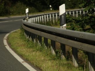 Nürnberg-Reichelsdorf: Autofahrer kommt von Fahrbahn ab und überschlägt sich