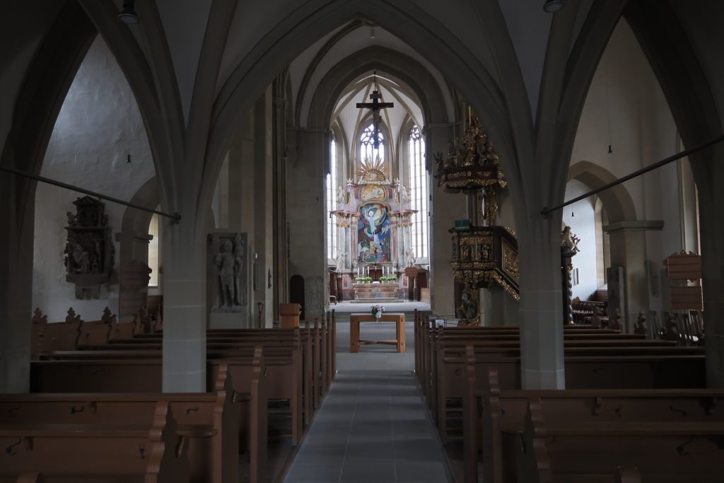 kirche_evangelisch_altar_kanzel_stein_kreuz