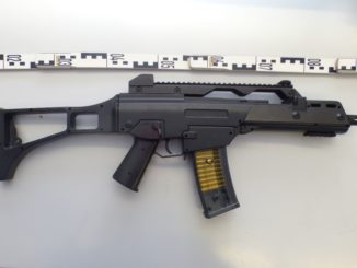 16-jährige Jugendliche mit automatischen Sturmgewehr aufgeschnappt