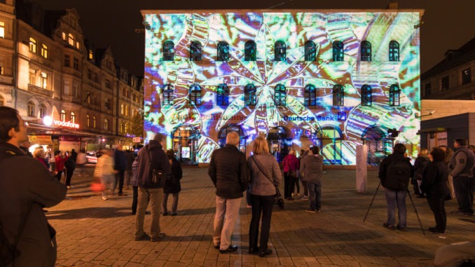 Fürth glänzt - Stadtbeleuchtung Projektionen Rathaus Wassermannhaus - Bild: Stadt Fürth