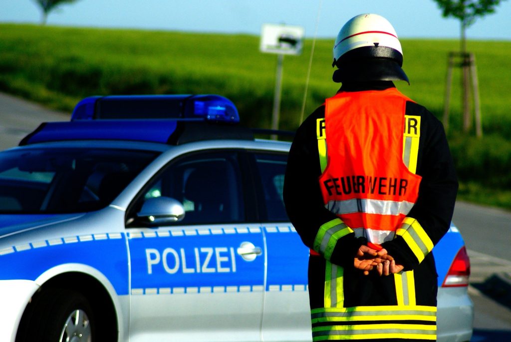 Mann behindert Nürnberger Feuerwehr und greift Einsatzkraft an