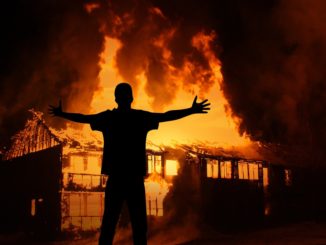 Ladenmarkise in der Schwabacher Innenstadt angezündet