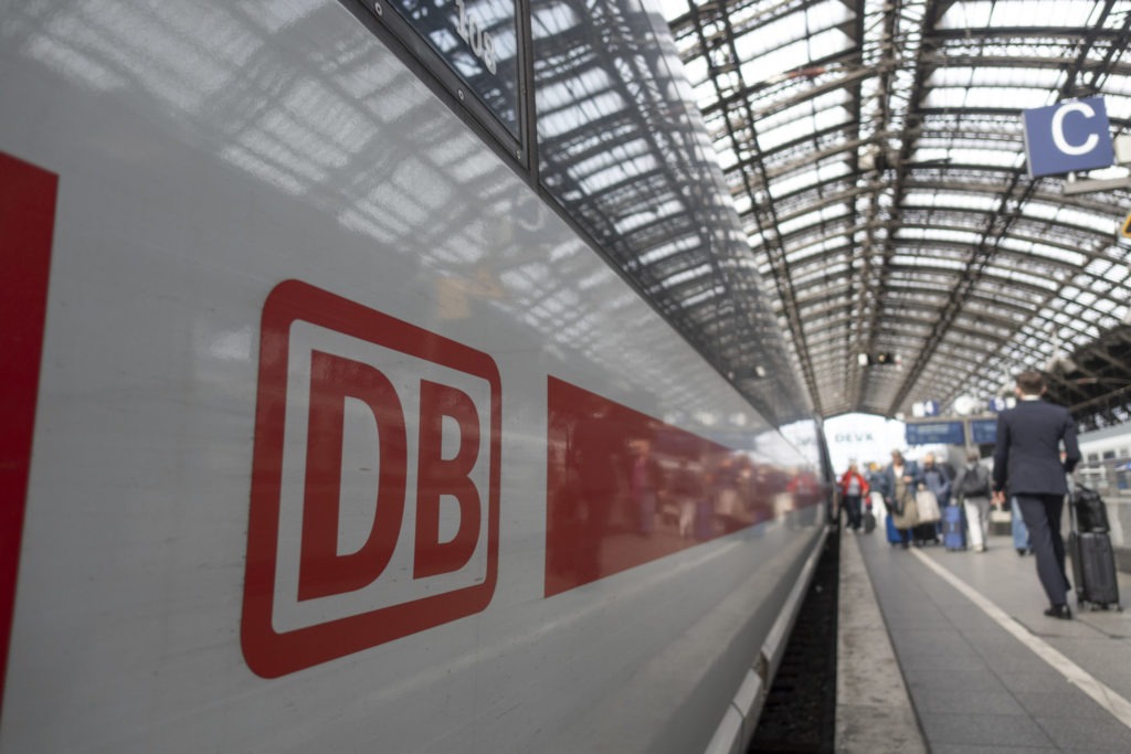 ICE mit dem Logo der Deutschen Bahn (über bilderstoeckchen - Adobe Stock)