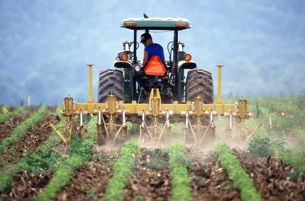 Symbolbild: Traktor beim Felder mit Pestiziden gießen