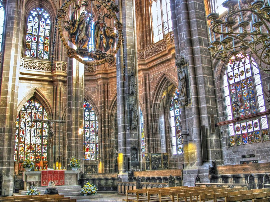lorenzkirche_altar_altarraum_fensterbilder_fenster