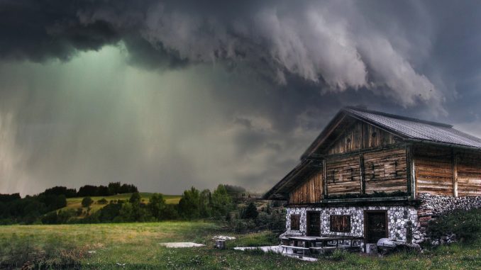 symbolbild_sturm_landschaft_haus_gras_wiese