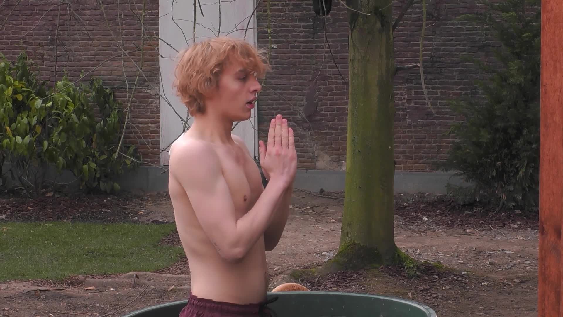 Exklusiv: Tims Ausflug in die Regentonne