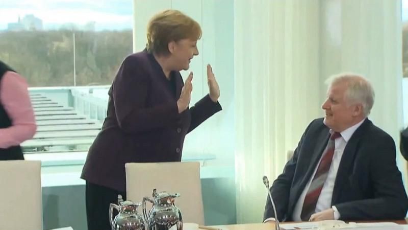Nein, kein Händeschütteln – Merkel-Video geht um die Welt