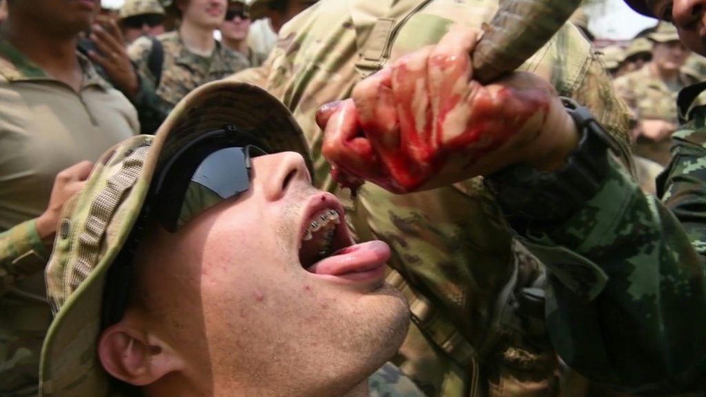 Schlangenblut trinken - Bild: AFP via glomex