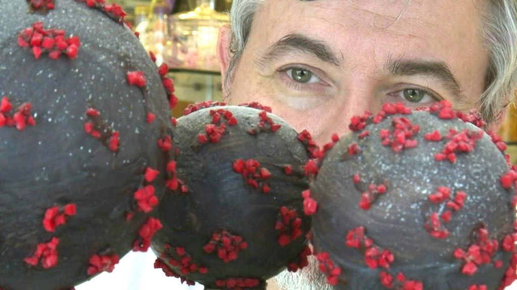 Schokolade in Form eines Coronavirus - Bild: AFP via glomex