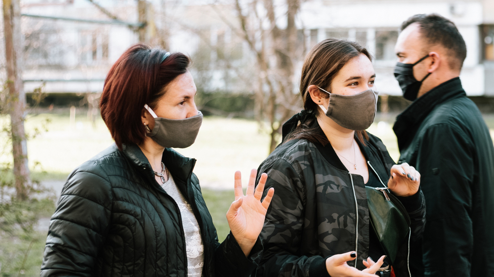 Die Maskenpflicht erschwert die zwischenmenschliche Kommunikation. - Fedosenko Daryna / Shutterstock.com
