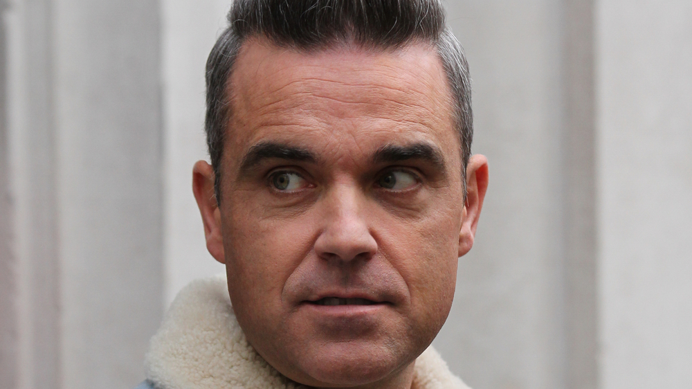 Robbie Williams rasiert sich Glatze!