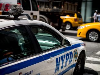 New Yorker Polizist von Justiz wegen Würgegriffs beschuldigt