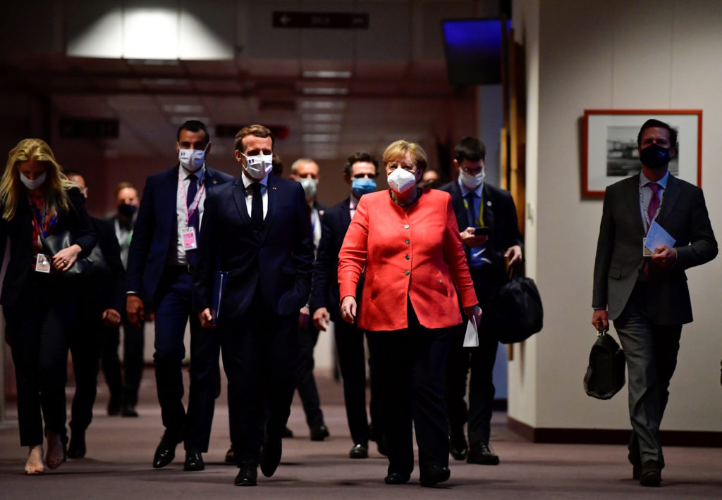 Angela Merkel (R) und Emmanuel Macron (L) - Bild: John Thys/Pool via REUTERS