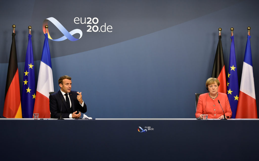 Angela Merkel (R) und Emmanuel Macron (L) - Bild: John Thys/Pool via REUTERS