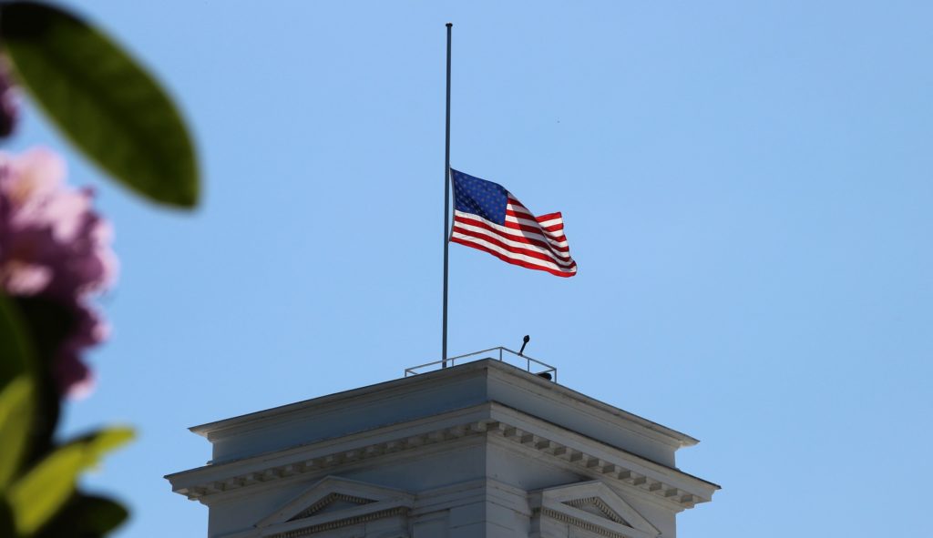 Symbolbild: US-Konsulat mit Flagge auf Halbmast
