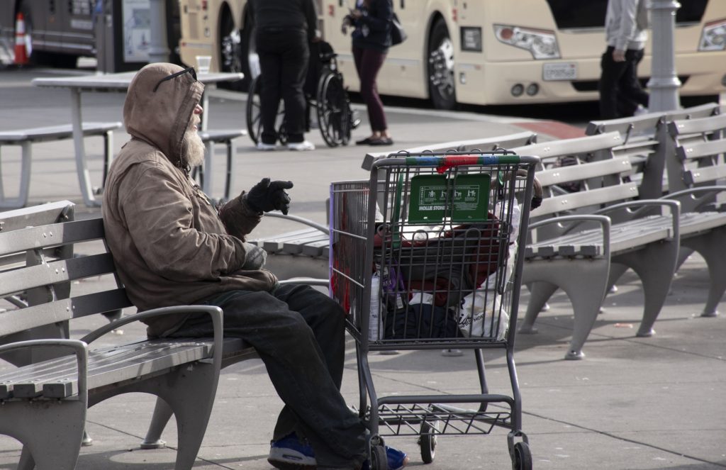 Symbolbild: Obdachloser Mann mit Einkaufswagen