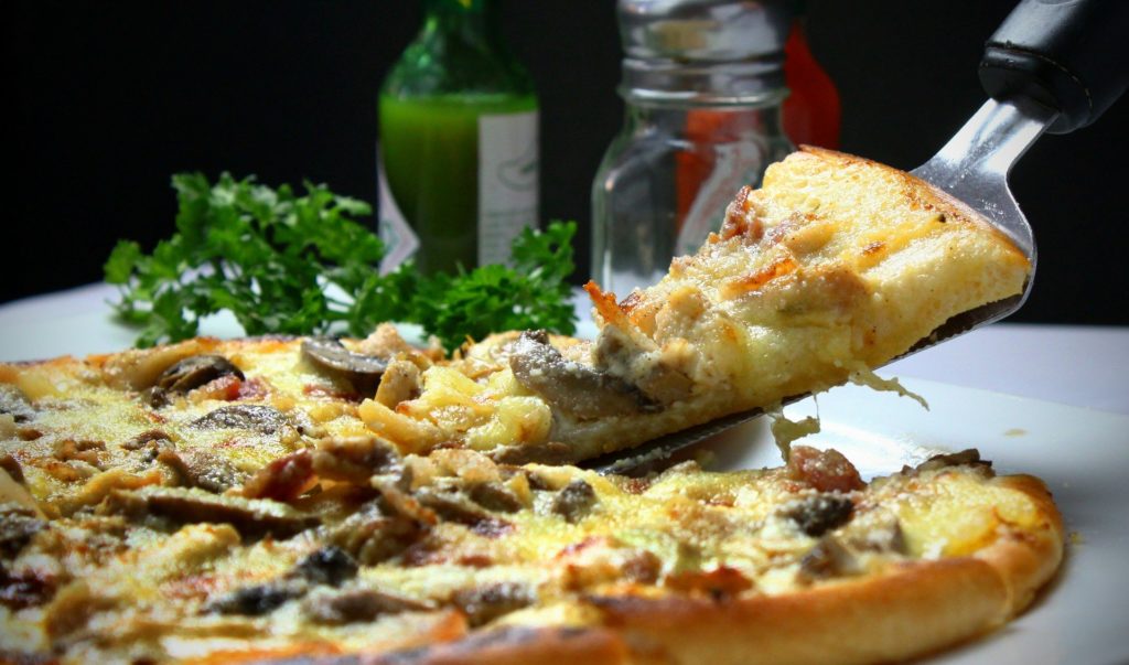 Leckere Pizza zuhause essen