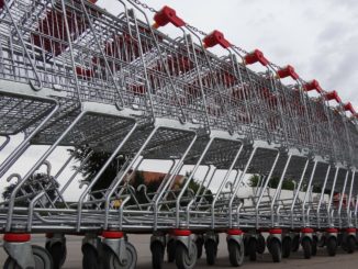 Gefährliche Aktion: Unbekannte lassen im Saarland 85 Einkaufswagen auf Kreuzung rollen