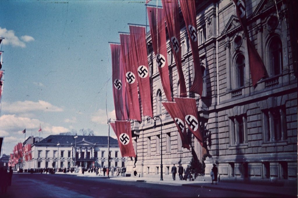 Geschichtliches Bild: Nazisymbole an Fasaden
