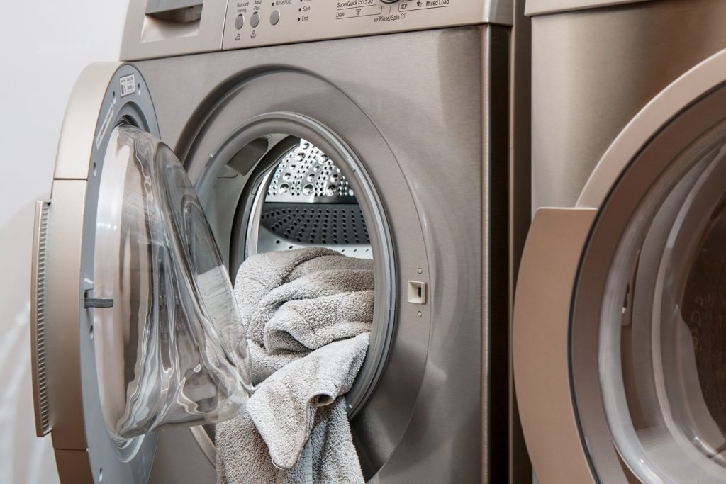 Waschmaschine mit weißer Wäsche