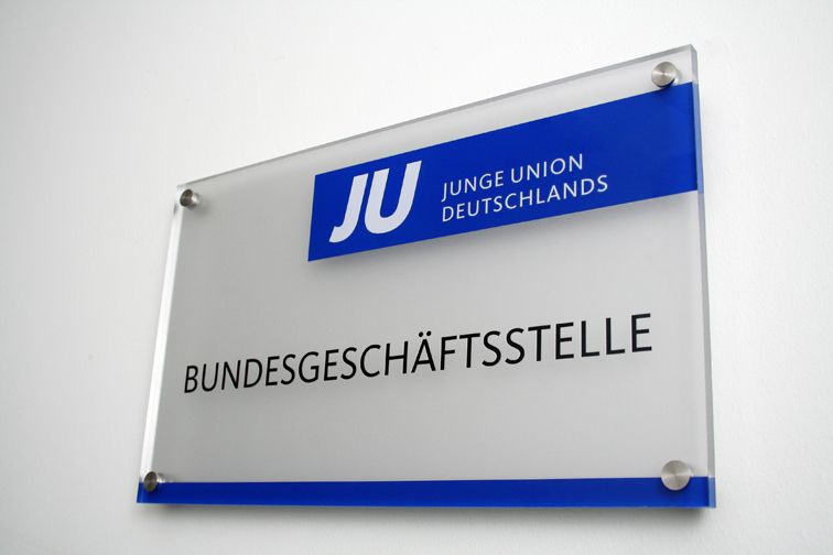 Türschild der JU-Bundesgeschäftsstelle - Bild: Junge-Union BGST