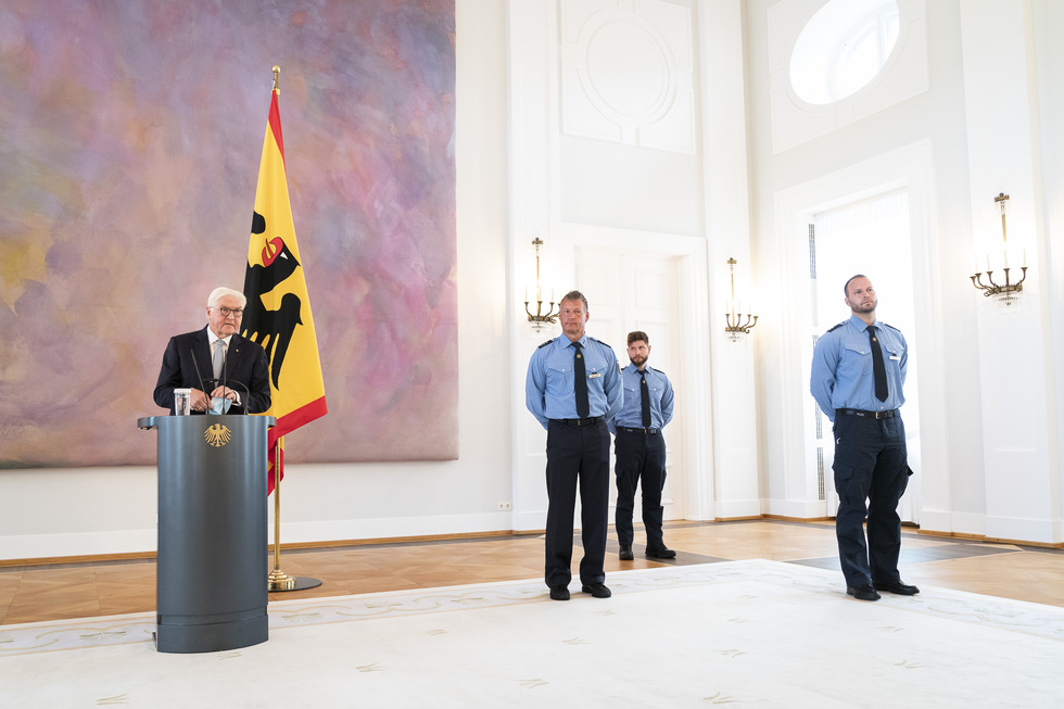 Steinmeier würdigt „vorbildliches Verhalten“ der Polizisten vom Samstag