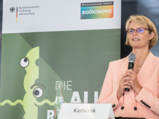 Karliczek lobt Zusammenarbeit bei Digitalisierung von Schulen