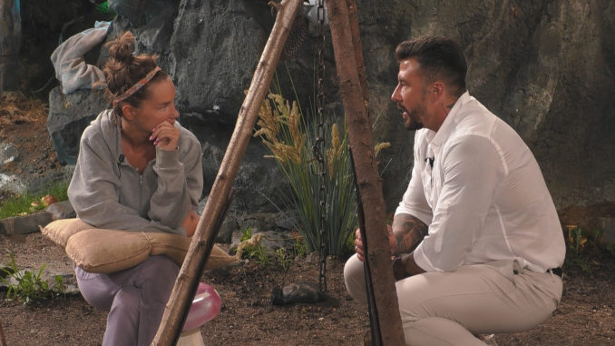 Mischa sucht das Gespräch mit Kuschelpartnerin Adela. - Bild: SAT.1