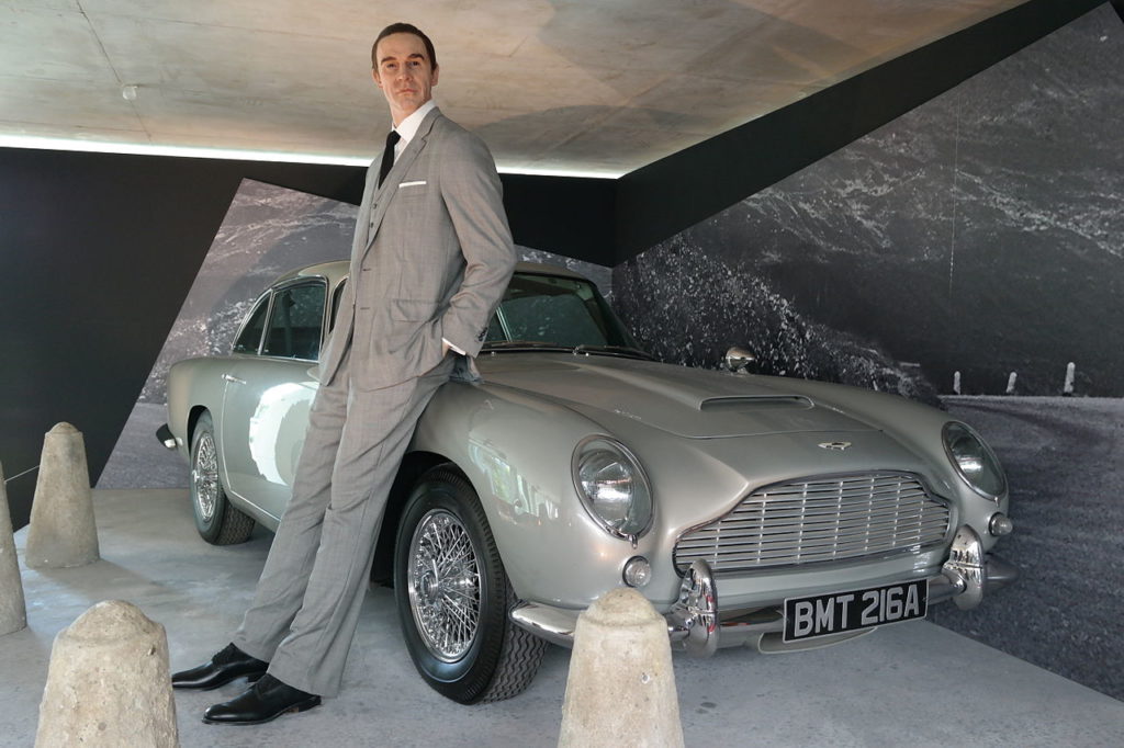 Sean Connery mit einem Aston Martin (James Bond 007) - Bild: Steven Lek / CC BY-SA