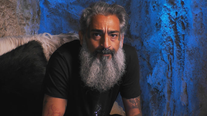 Senay Gueler verkündet in der Live-Show, dass er „Promi Big Brother” freiwillig verlässt. - Bild: SAT.1