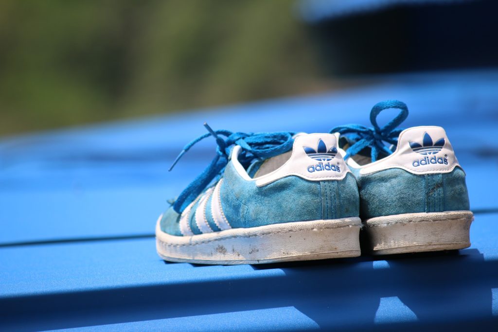 Symbolbild: Blaue Schuhe mit ADIDAS-Logo
