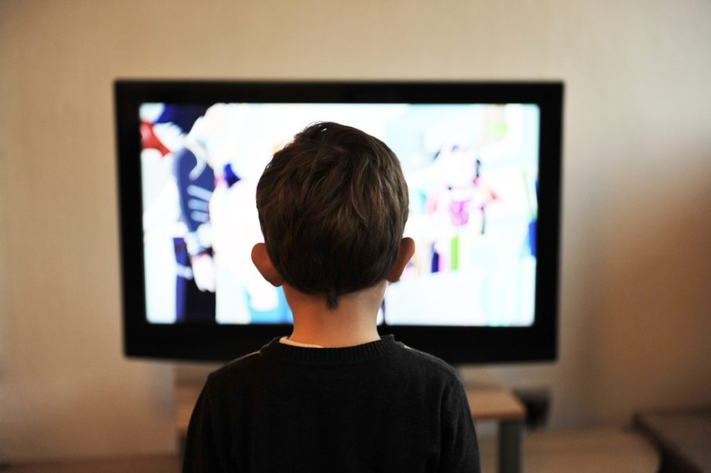 Symbolbild: Kind sieht fern
