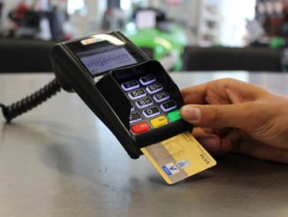 Abzocke! Kartenzahlung statt Bargeld kann teuer werden