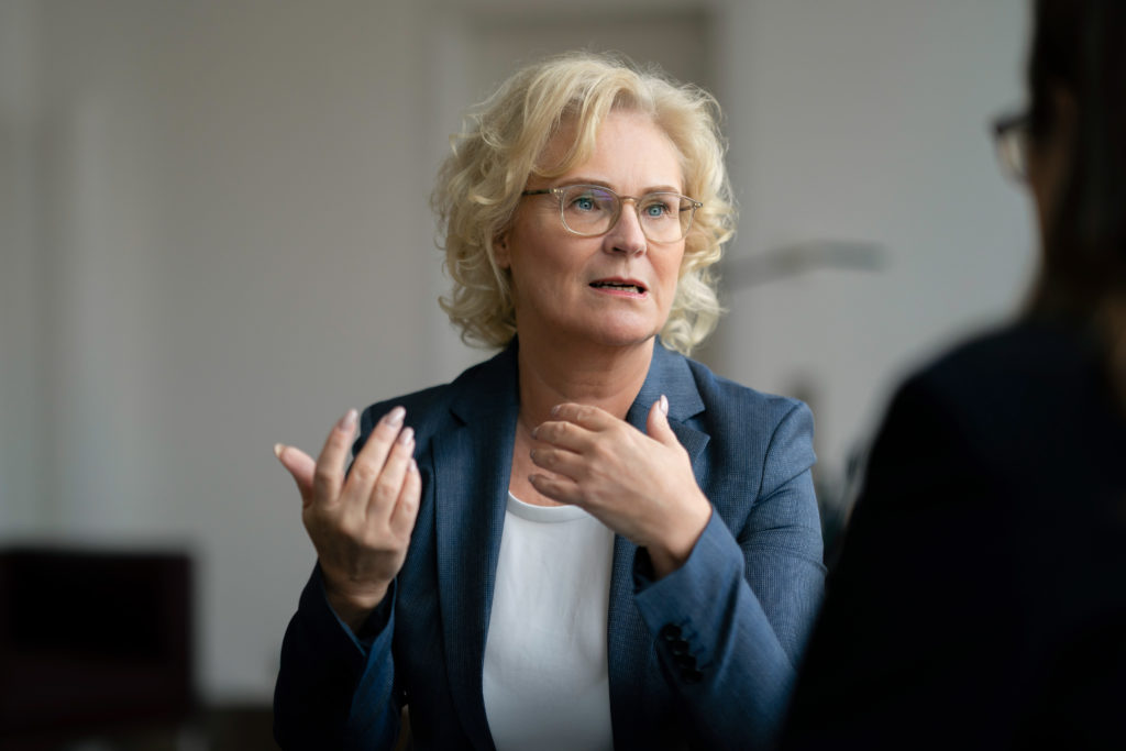 Bundesjustizministerin Christine Lambrecht. - Bild: BMJV/Thomas Koehler/ photothek