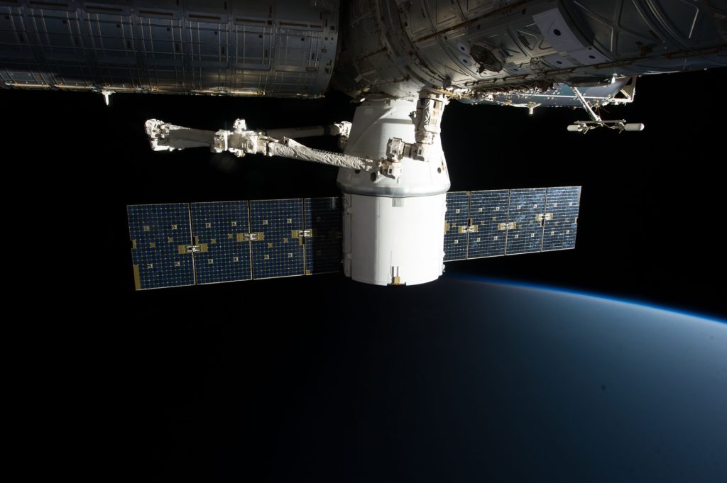 SpaceX an die ISS angekoppelt