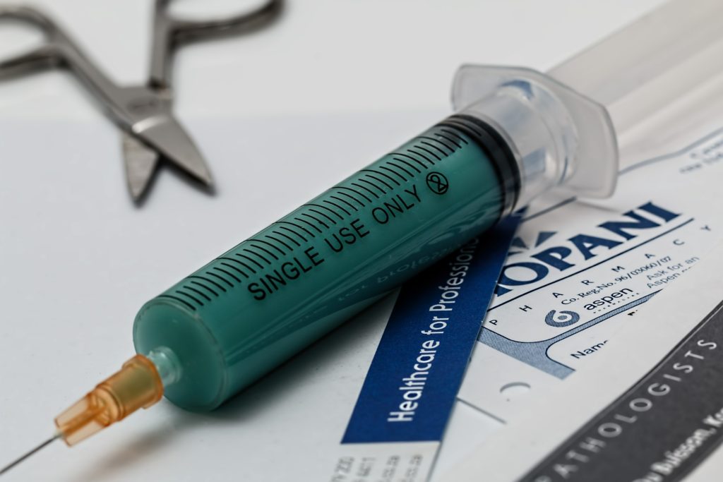Symbolbild: Spritze mit medizinischem Stoff/Impfung