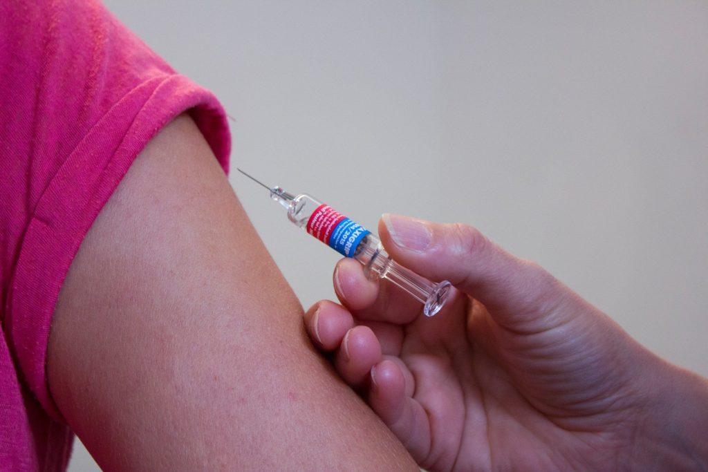 Symbolbild: Spritze mit medizinischem Stoff/Impfung