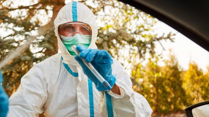 Aushändigung eines Corona-Test