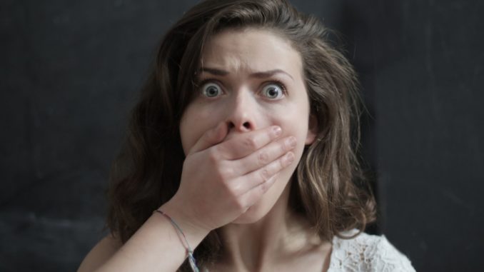 Symbolbild: Erschrockene Frau