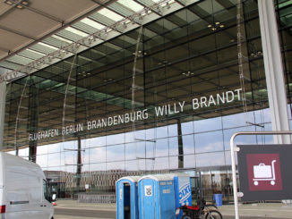 Gerade eröffnet und schon protestieren Umweltschützer gegen neuen Hauptstadtflughafen BER