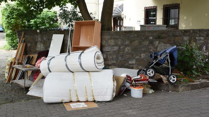 Sperrmüll - Bild: Florian Schneider, CC BY-SA 4.0, via Wikimedia Commons