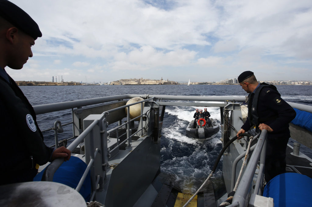 Frontex-Schiff mit Beiboot - Bild: Dragan Tatic/CC BY 2.0