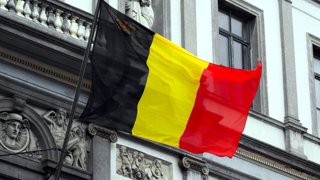 Symbolbild: Belgische Flagge an einer Fassade