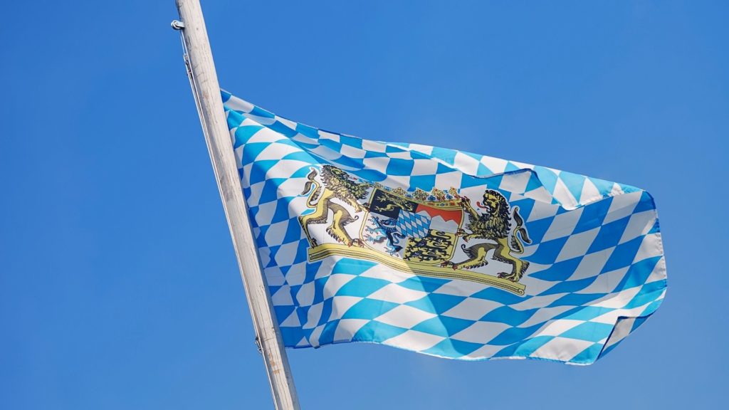 Flagge von Bayern mit großem Wappen