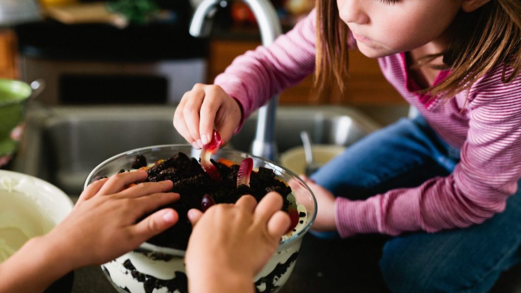 Kinder essen mehr Süßigkeiten und Knabberzeug