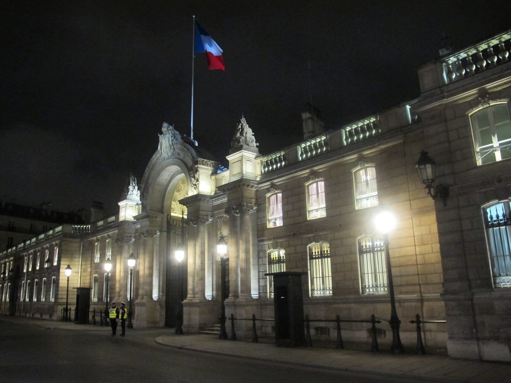 Elysée-Palast bei Nacht - Bild: Celette, CC BY-SA 3.0, via Wikimedia Commons