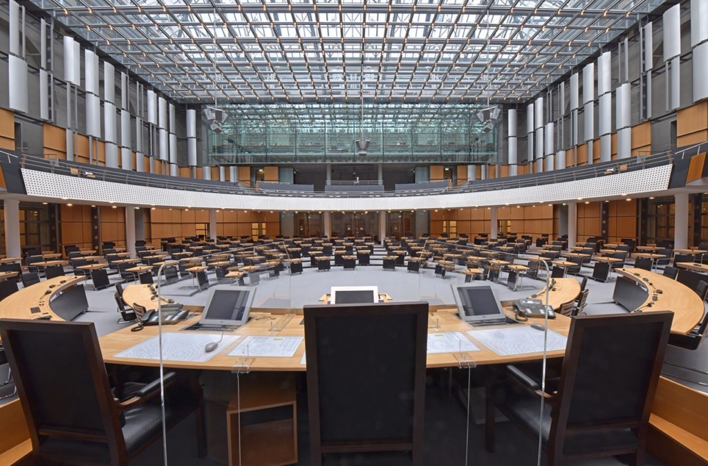 Der leere Plenarsaal mit Blick auf Zuschauertribüne - Bild: Landesarchiv Berlin / Thomas Platow
