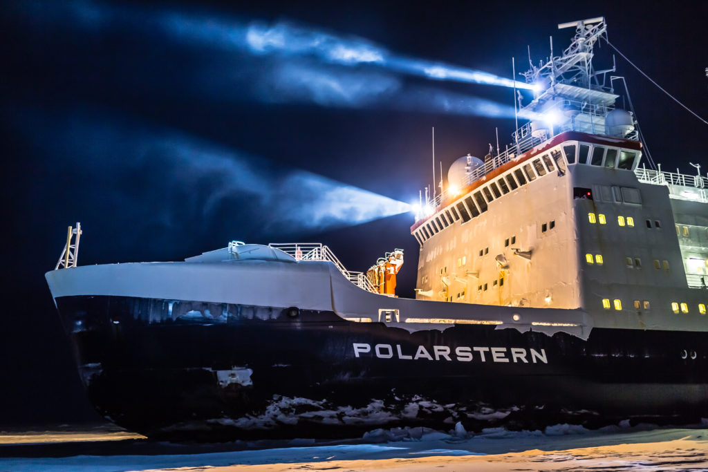 Polarstern im Weddellmeer: Einsatz der Bordscheinwerfer - Bild: Alfred Wegener Institute/S. Hendricks, CC BY-SA IGO 3.0 / CC BY-SA 3.0-IGO