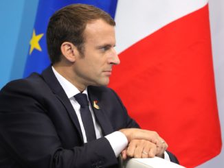 Macron besucht Angehörige von getöteter Polizeimitarbeiterin bei Paris